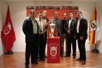 Directivos de la Federación Navarra de Fútbol junto a la Copa de Europa
