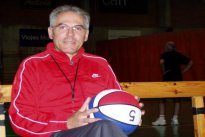 Justo Sanz, coordinador de la sección de baloncesto del club, en el polideportivo del colegio.