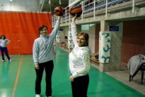 Cristina Lizarraga (izquierda) y Maite Saldaña (derecha),( en el polideportivo del colegio.