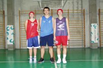 Jaione Berro, Natxo Esandi y Amaia Araiz, en el polideportivo.