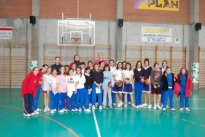 Foto de familia de las jugadoras de Obenasa Navarra con las deportistas de San Cernin.