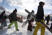 Un grupo de esquiadores con sus tablas de snow.