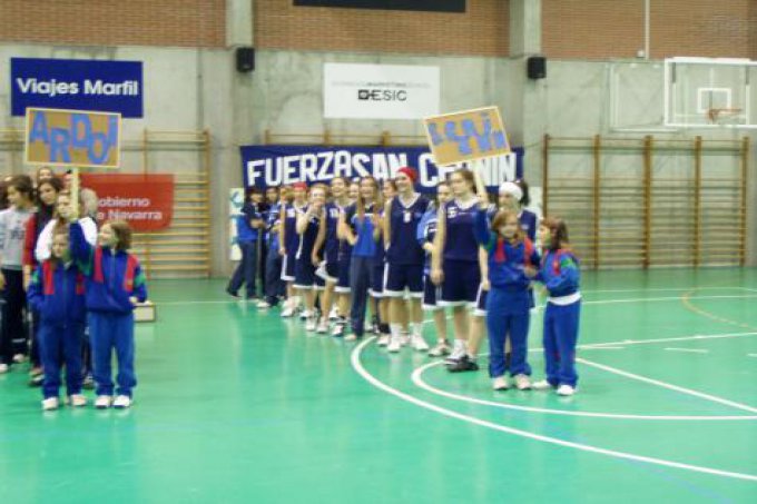 Las jugadoras de Ardoi y San Cernin, durante la presentación de los equipos.