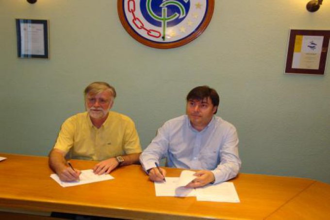 Javier Sobrino (Basket Navarra) y Pablo Buena (San Cernin) firman el acuerdo.