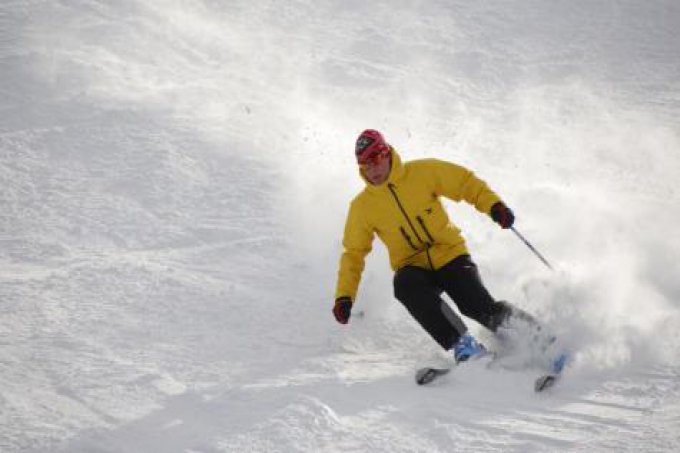 Un esquiador desciende por la pista.