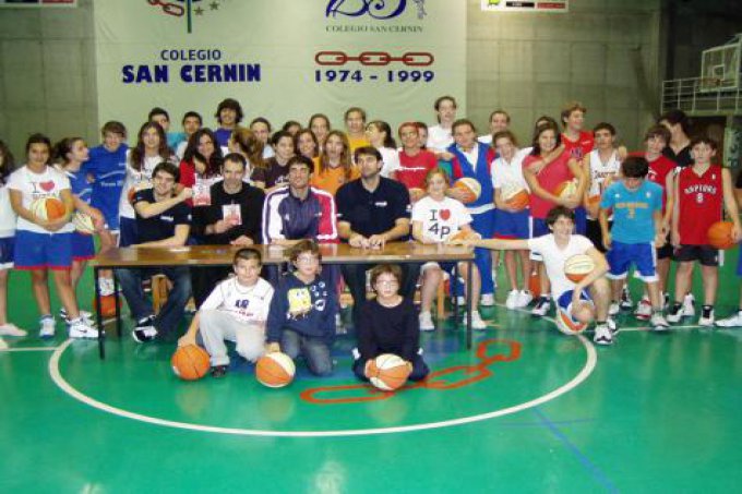 Los jugadores de Basket Navarra que visitaron San Cernin.