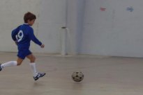 Un alumno, jugando a fútbol.